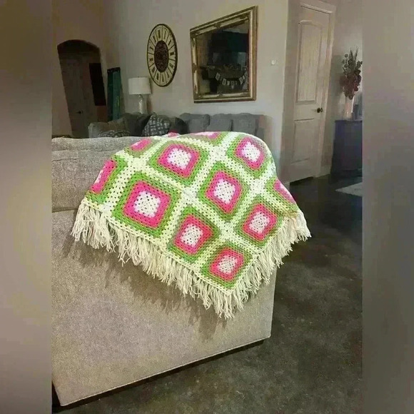 Vintage Handmade Crochet Pink Green Granny Square Patchwork Afghan Throw Fringe - Picture 1 of 5